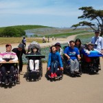 樹林(きりん)余暇活動──ひたち海浜公園(クラフト班)では、園内をゆったりのんびり、おしゃべりも楽しみながら。青空の下でのお弁当も最高!!