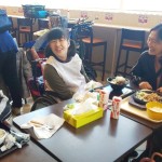 樹林(きりん)余暇活動──◎外食体験「内原イオン フードコート」(クラフト班)でのようす。沢山あるお店から、自分で食べたいものを自由に選んで、みんなで食べる外食って楽しいね!!