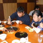 樹林(きりん)余暇活動──外食体験「焼肉」(ワーク班)でのようす。慣れない手つきでも自分で焼かなきゃ食べられない!! 目が真剣!!