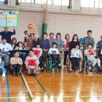 樹林(きりん)余暇活動──樹林の大イベント「運動会」1 利用者様・保護者様・職員みんなでパシャリ! 手作り感満載のワイワイ楽しい運動会です。
